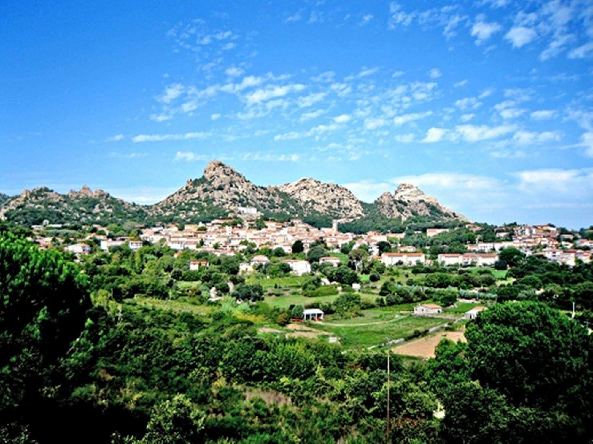 La Vignaredda - Residenza Di Charme Hotel Aggius Bagian luar foto